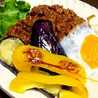 Snapdishの料理写真:リピートレシピ。キーマカレー、我が家はカレー粉とデミグラスソースで作ります。おなじみクックパッドから。|miu37さん