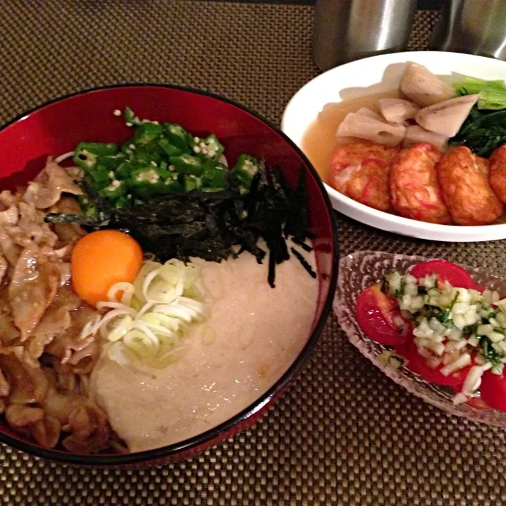 豚しょうが焼きのせネバネバそば、煮物、トマトサラダ|ayumiさん