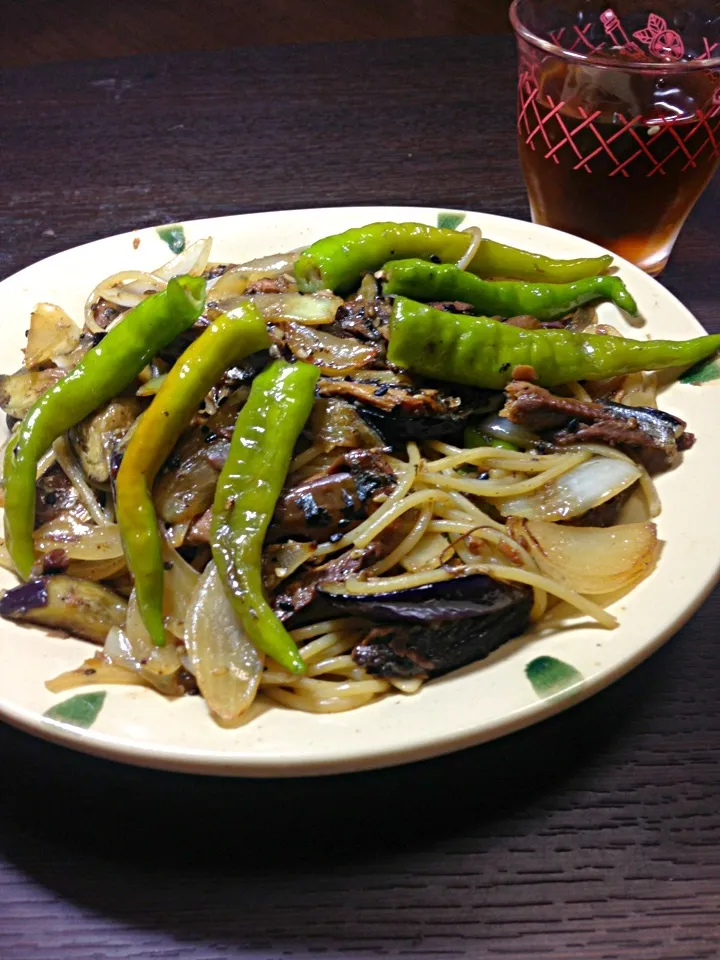 缶詰照り焼きさんまと甘長ししとうのパスタ|小次郎さん