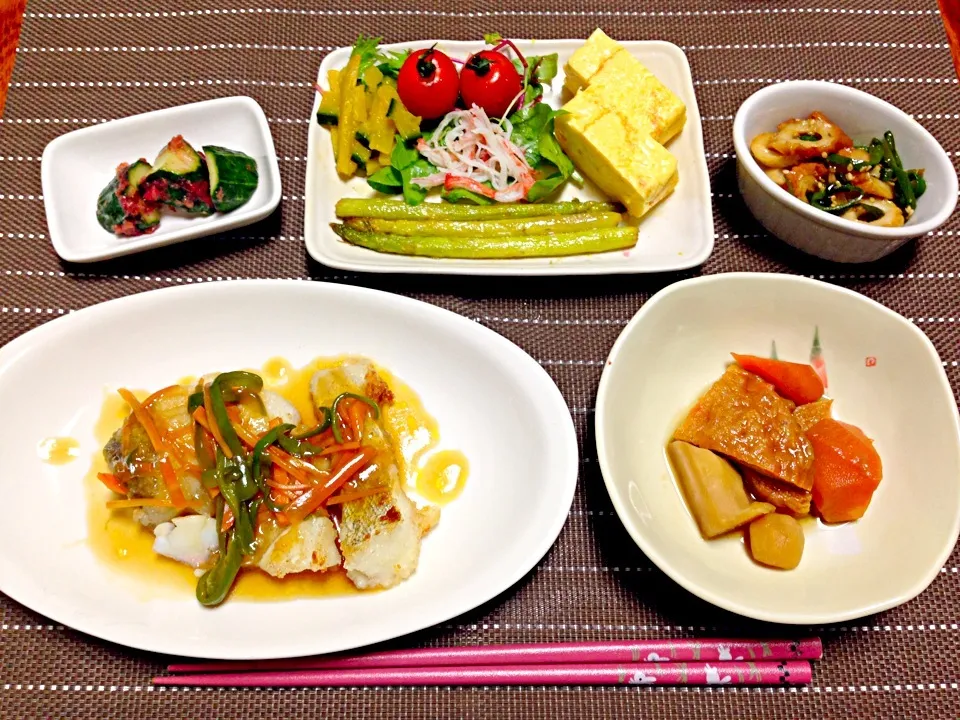 鱈の野菜あんかけ、煮物、きゅうりの梅和え、アスパラのオリーブオイル焼き、かぼちゃ煮、出し巻き卵、ちくわとピーマンのきんぴら|シロクロさん