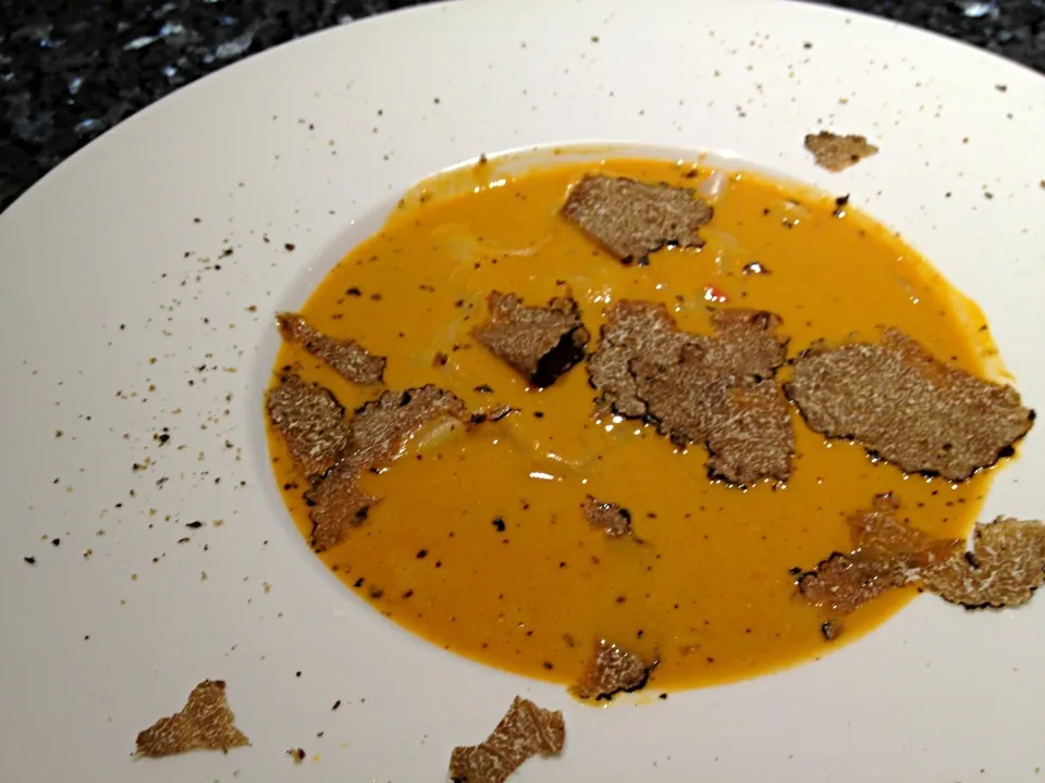 scampi ravioli & lobster cream & consomme & truffle|Chris Shannonさん