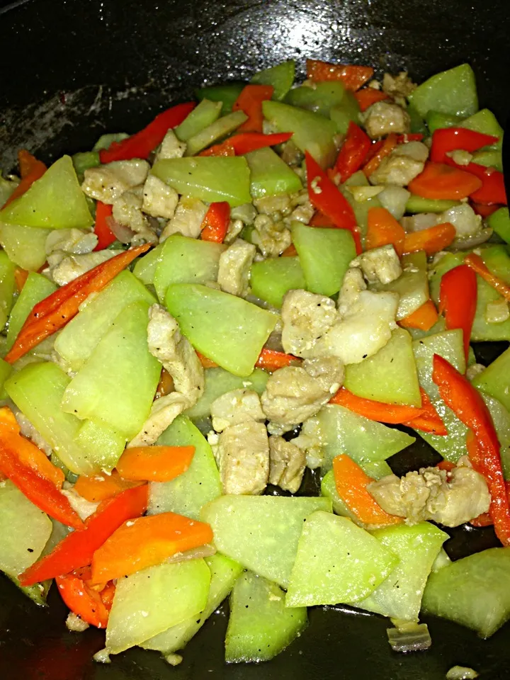 Saute' mirliton pear with carrots & red bell peppers😘 veggies for tonight #myboysdinner|unicoandunicaさん