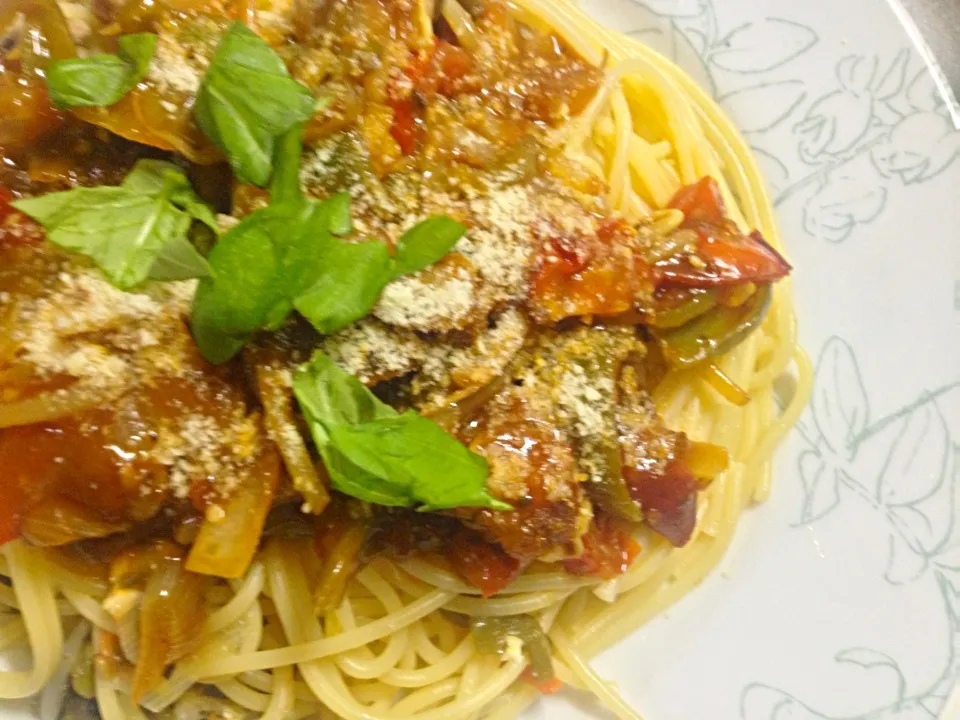 余っていたデミソースに、肉野菜とトマトを混ぜたパスタ チーズとバジルをトッピング|shenhuaさん