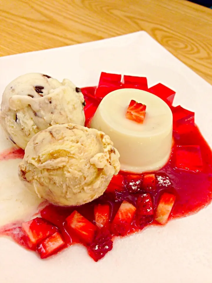 Snapdishの料理写真:Milky panacotta with macadamia and white chocolate chip ice cream|PhUnGさん