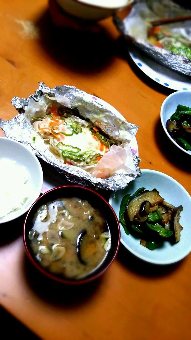 今夜の食卓★鮭のホイル蒸しと夏野菜のおかず。|ちはるさん