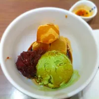 Snapdishの料理写真:Warabimochi w/ greentea icecream|YNGさん