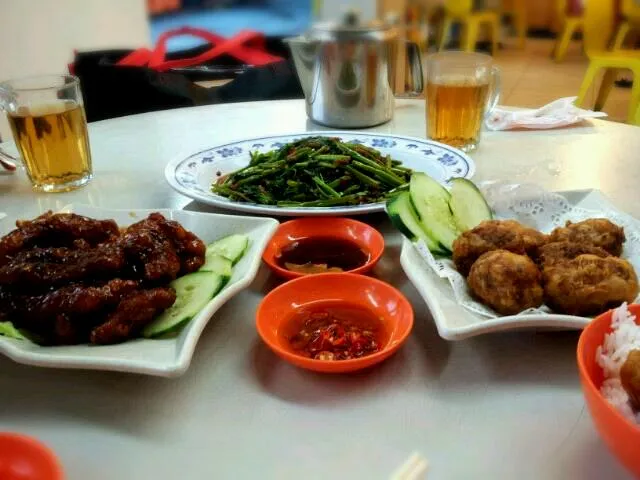 shrimp balls, ribs and stir fries vegetables.|Ernさん