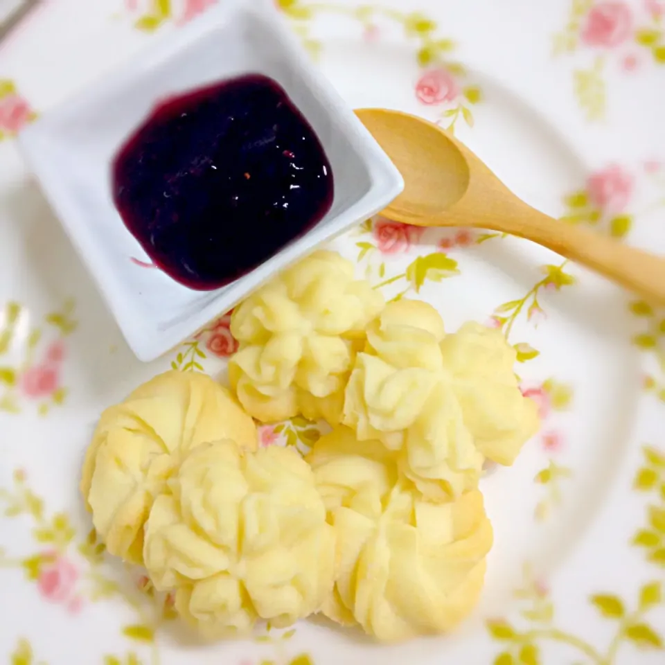 Snapdishの料理写真:Cookies with Favorite jam and tea|Sweetaddictsさん