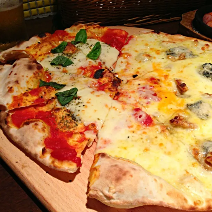 Margherita and Gorgonzola Cheese and Honey Pizza|chan mitsuさん