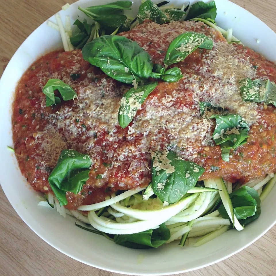 Raw zucchini pasta with tomato basil sauce, topped with more basil leaves and nutritional yeast|Rianneさん