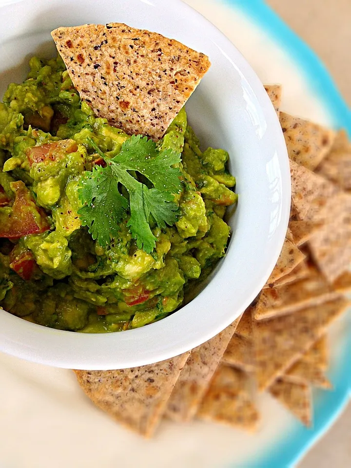 Snapdishの料理写真:Guacamole and black bean tortilla chips|lindsay robesonさん