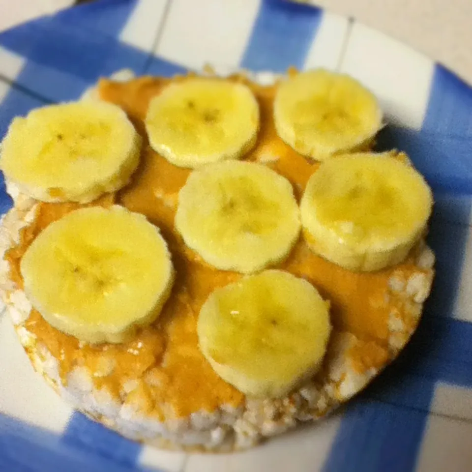 Peanut butter and banana on a rice cake|Sai linさん