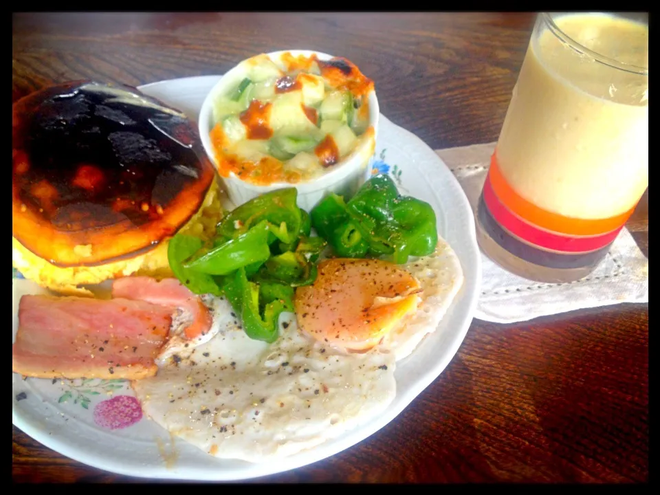 ベーコンエッグとピーマン炒めと胡瓜のチーズ焼きとパンケーキとゴーヤジャムとバナナのスムージー|トキロックさん