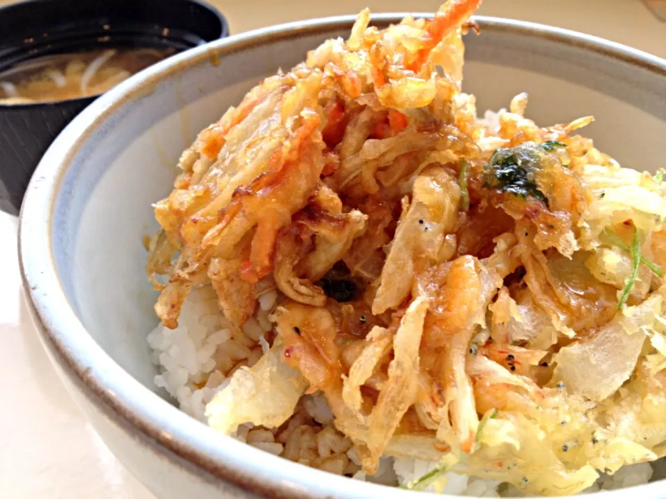 今日の社食は桜エビとシラスのかき揚げ丼。390円。|ルーア・ブランカさん