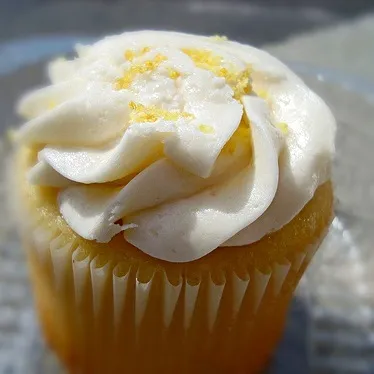 Lemon zest cupcake with a lemon curd center (gluten-free)|Sai linさん