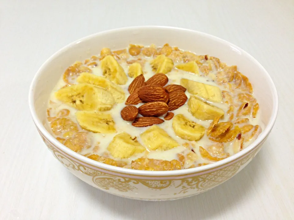 Breakfast Cereal with Almonds and Banana 🍌|✨강민지✨さん