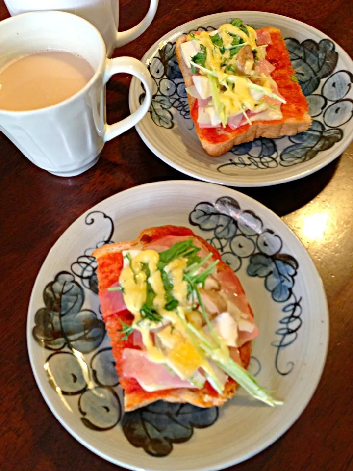 ピザパンとミルクティーで朝ごはん|さくたえさん