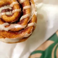 Snapdishの料理写真:Starbucks' Cinnamon Roll 😍|YNGさん