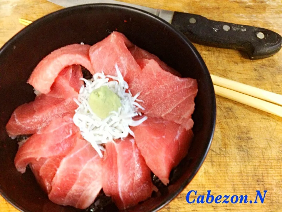 Snapdishの料理写真:今日の賄い  久しぶりに鮪としらすの二色丼|Cabezon.Nakamuraさん