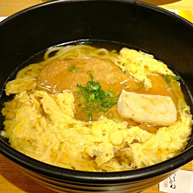 きつねうどん、玉子とじ焼き餅トッピング|長谷川裕子さん