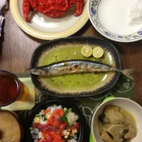 Snapdishの料理写真:花咲カニ、新秋刀魚、グリーンカレー、いつもの海鮮丼、アサリの味噌汁|yuyangさん