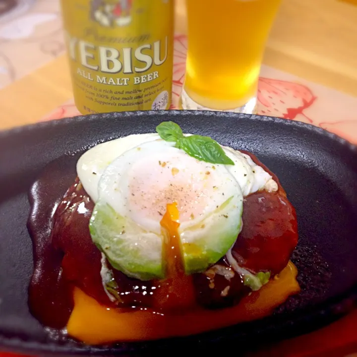 Snapdishの料理写真:みちゃこさん🍀Fried egg in avocadoハンバーグのっけ🍻|honamiさん