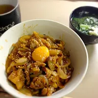 Snapdishの料理写真:鶏肉と玉ねぎのピリ辛味噌丼、レタスのナンプラースーパー