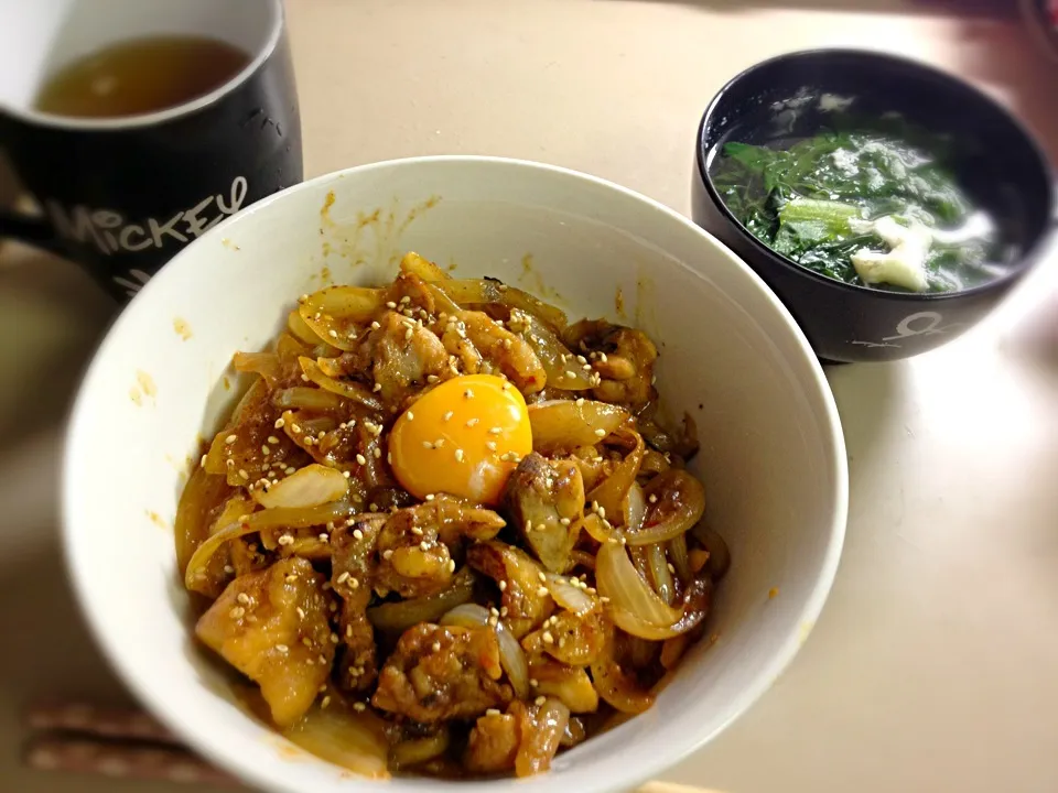 鶏肉と玉ねぎのピリ辛味噌丼、レタスのナンプラースーパー|shioriさん