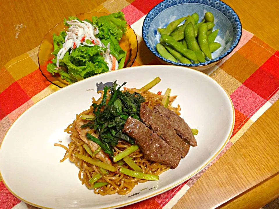 バター醤油焼きそば ステーキ乗せ、サラダ、枝豆|ピンコさん