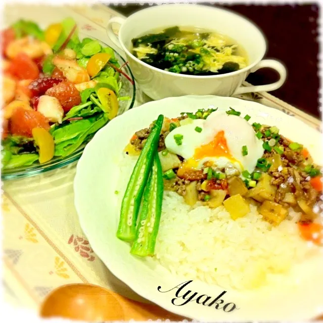 Snapdishの料理写真:根菜のトマト煮丼 温玉のっけ、卵スープ、ピンクグレープフルーツとシーフードのサラダ|亜矢子さん