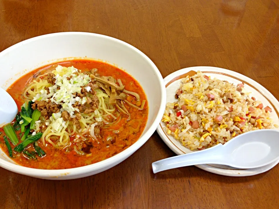 Snapdishの料理写真:担々麺 半チャーハン 餃子|ささやんさん