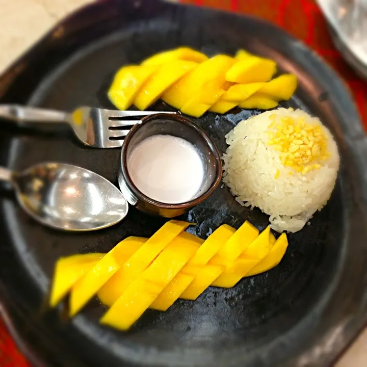 Snapdishの料理写真:Mango Sticky Rice|nicky tangさん