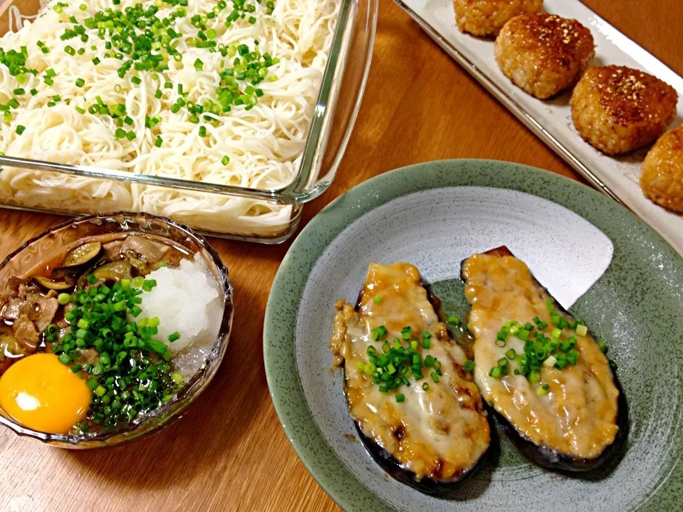 素麺（ツユは茄子と豚バラを麺つゆで煮込んで大根おろしとネギたっぷりと黄身で。）、茄子田楽のチーズ焼き、焼きおにぎり。|姫mamaさん