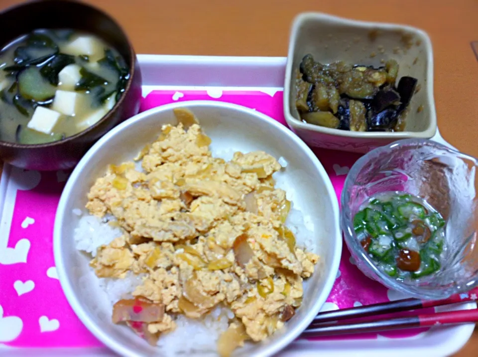 Snapdishの料理写真:木の葉丼、ナスの煮浸し、ネバネバ和え、味噌汁、|きよちゃんさん