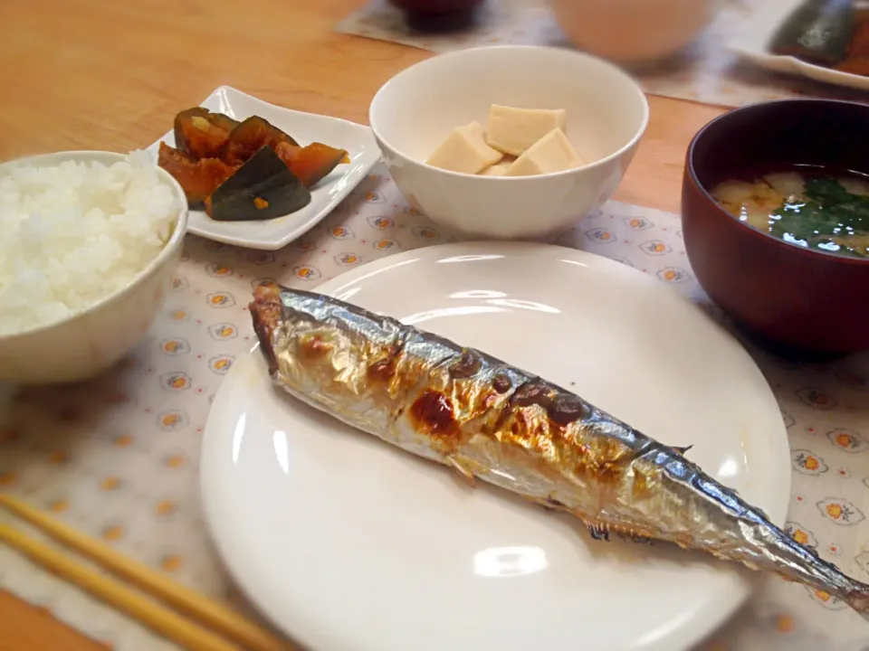 秋刀魚の塩焼き、高野豆腐、南瓜の煮付け、大葉風味のお味噌汁、ご飯|Nari mikamiさん