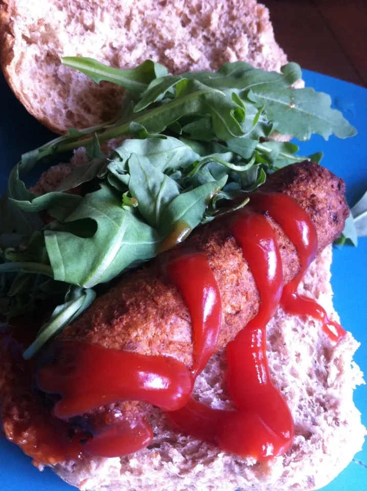 Linda McCartney veggie sausage with rocket salad garnish|Nick Hiderさん