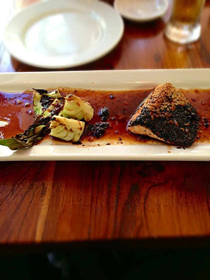 Yin-Yang Salmon: salmon encrusted with black and white sesame seeds served with a yuzu-black bean sauce|Ryan Kimさん