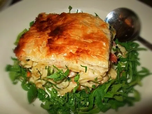 Baked Greek Mac and Cheese: macaroni/ bacon/ tomato/ arugula/ wrapped in phyllo|Ryan Kimさん