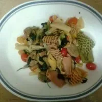 Vegetable pasta with chicken Italian sausage, baby kale, grape tomatoes, garlic and olive oil|Lyn Demafelisさん