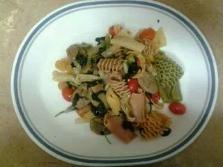 Vegetable pasta with chicken Italian sausage, baby kale, grape tomatoes, garlic and olive oil|Lyn Demafelisさん