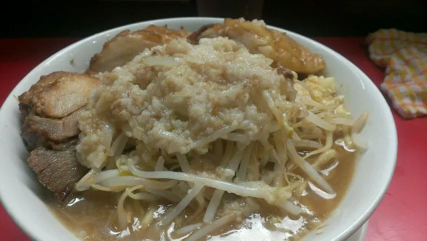 豚ラーメン＋ニンニク＋脂少し－ヤサイ少な目 @用心棒 神保町|大脇さん