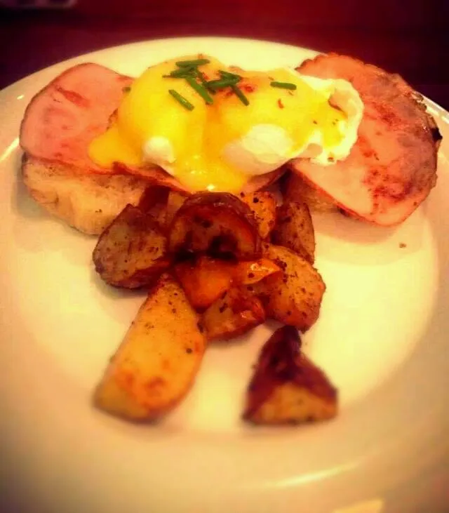 Good morning ★egg benedict with potato wedges★|mik limさん