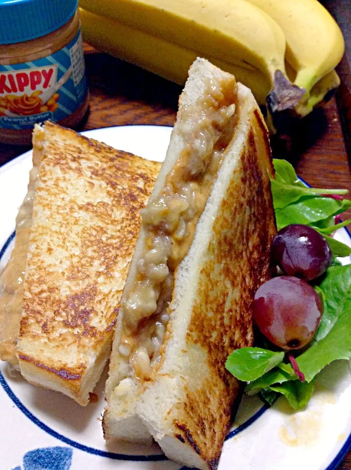 Snapdishの料理写真:Are You Hungry Tonight?               Peanut Butter & Banana Sandwich.                                    エルヴィスサンドイッチ|yorikoさん