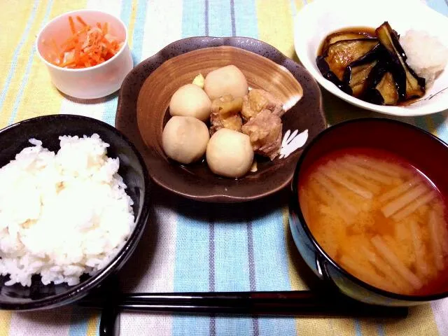 130907 今日のゆうめし　鶏と里芋の煮物、なすの揚げ浸し、人参と大根のサラダ、大根の味噌汁　ダイコン被りまくり(笑)|EUREKAさん