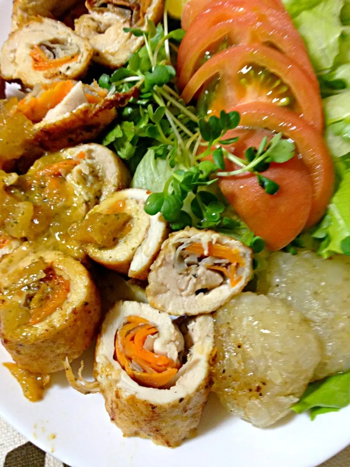 🌟鶏胸肉のクルクル野菜巻カレー風味＊さかぽんちゃんの青紫蘇タレのアレンジタレと＊なるちゃんの玉ねぎのみのもっちもちシュウマイ〜✨✨✨🎉😊|yukiさん