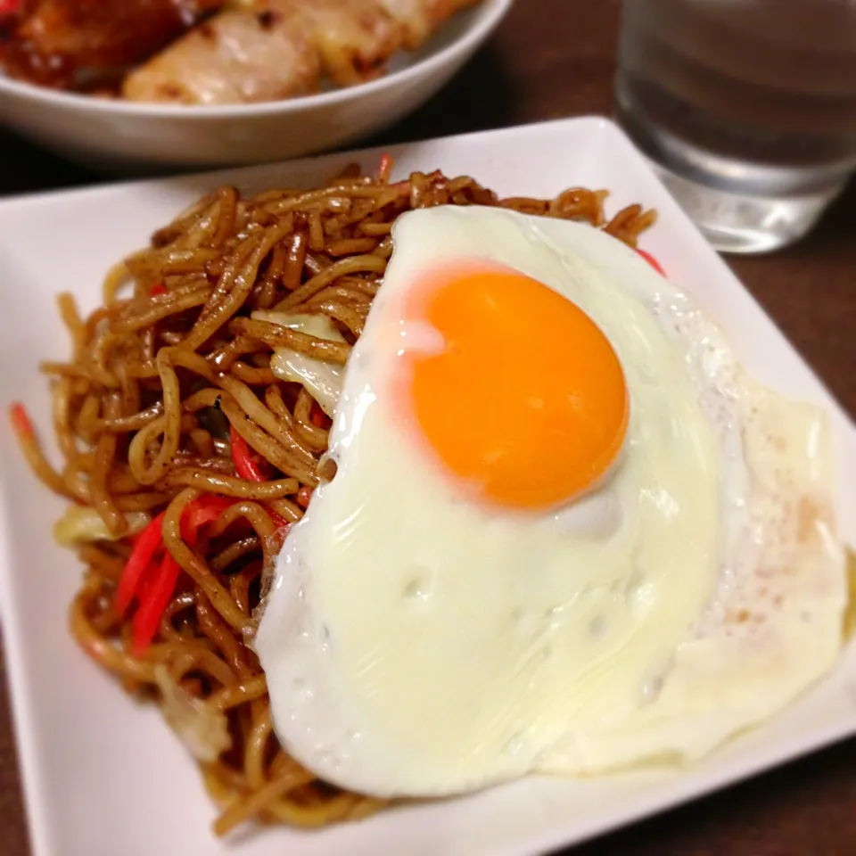 おまつりの焼きそばに自前で目玉焼きを乗せてみた(* ´ ᗜ `*)|佐倉さん