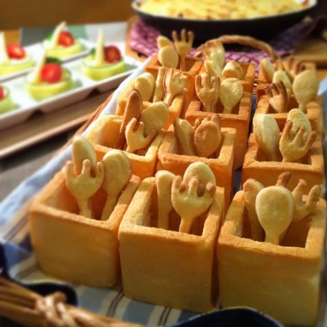 キューブ型パン🍞とカトラリークッキー🍴アイスクリーム入れて食べたよ|mikachiさん