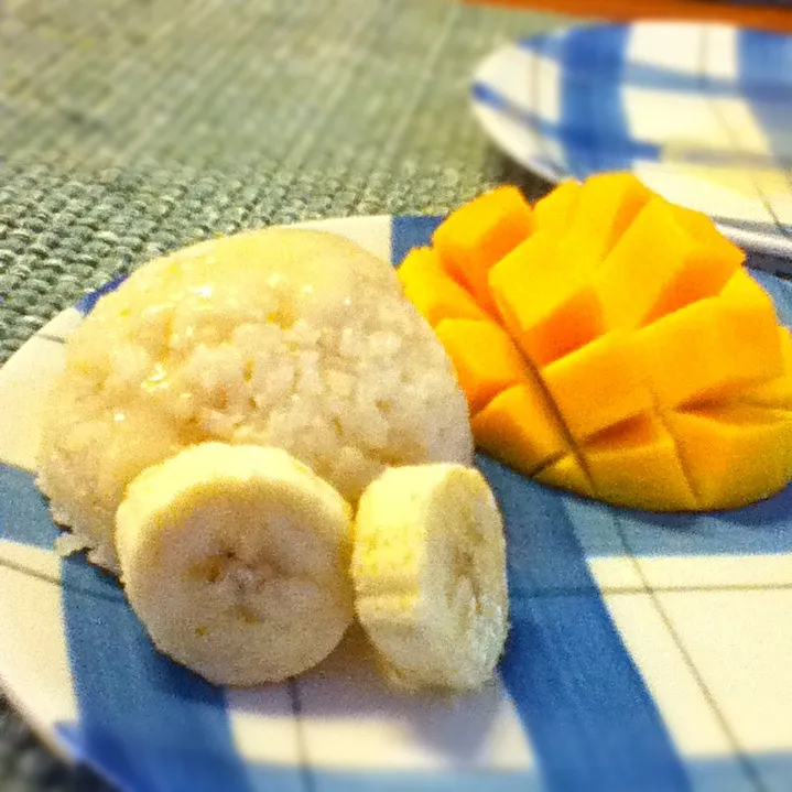 Breakfast: sticky rice, mango & banana|Sai linさん