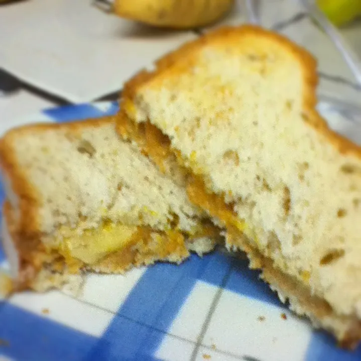 Peanut butter, mango & banana on gluten-free bread|Sai linさん