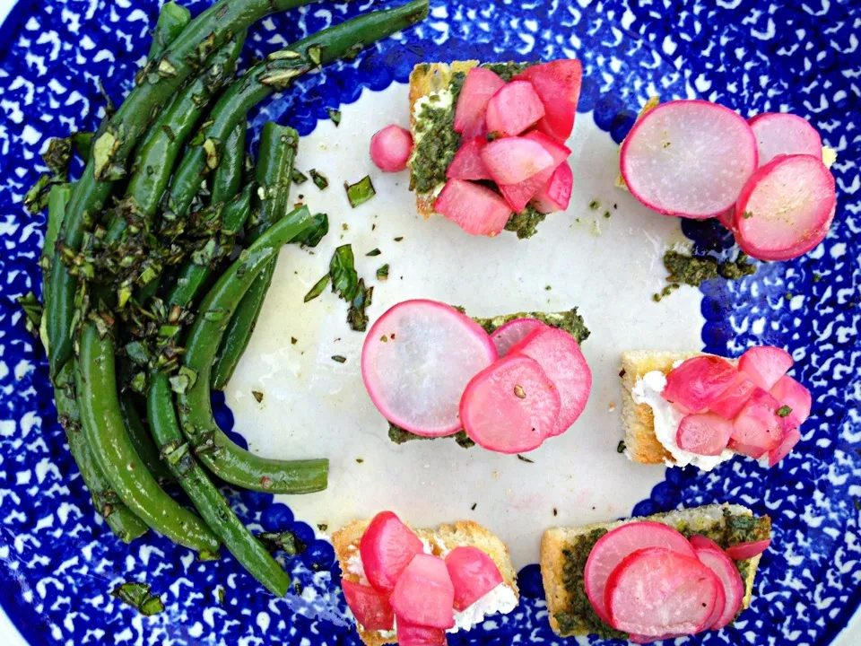 radish crostini bites with green beens|Matthew Cashenさん